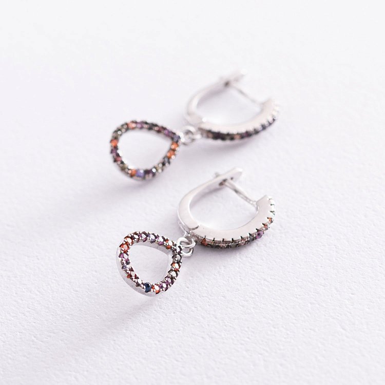 Срібні сережки "Крапельки" з різнокольоровими фіанітами 122839 від ювелірного магазину Онікс