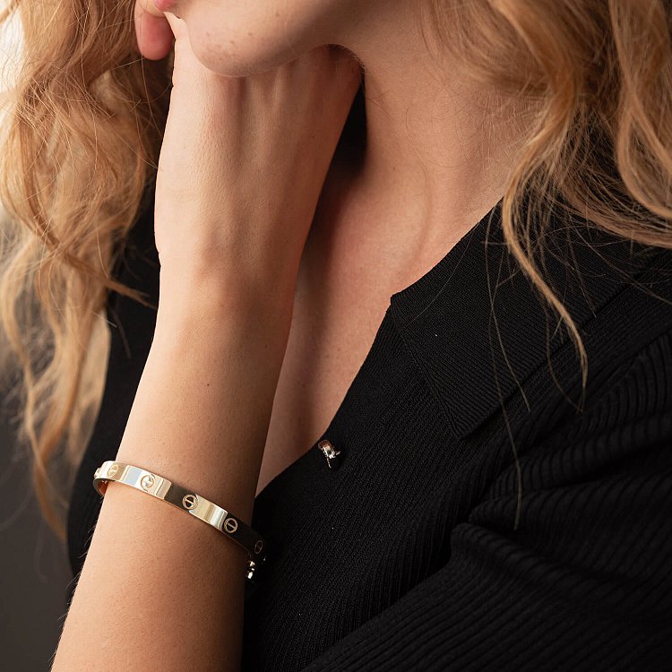 Жорсткий браслет "Love" із жовтого золота б05146 від ювелірного магазину Онікс - 5