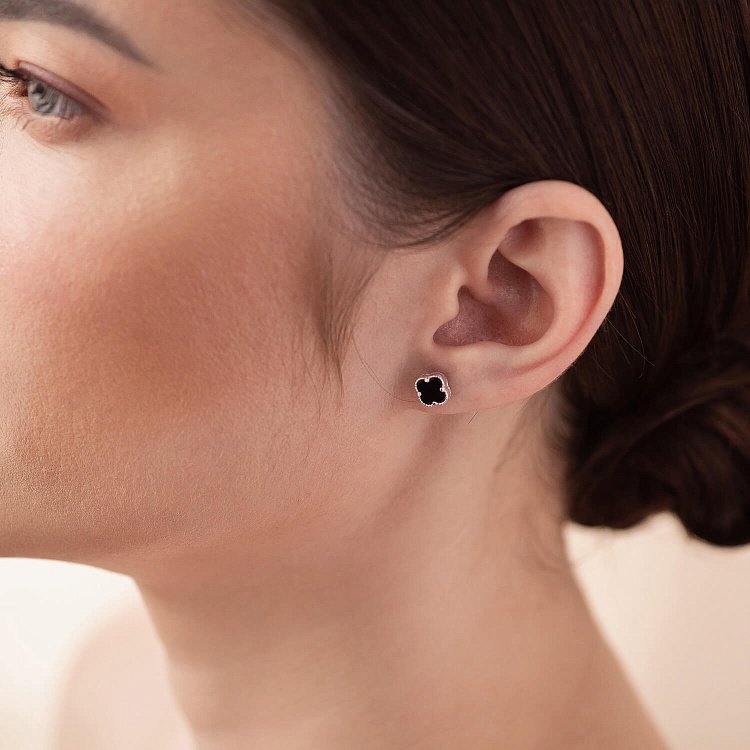 Срібні сережки - пусети "Конюшина" з оніксом mini 123296 від ювелірного магазину Онікс - 4