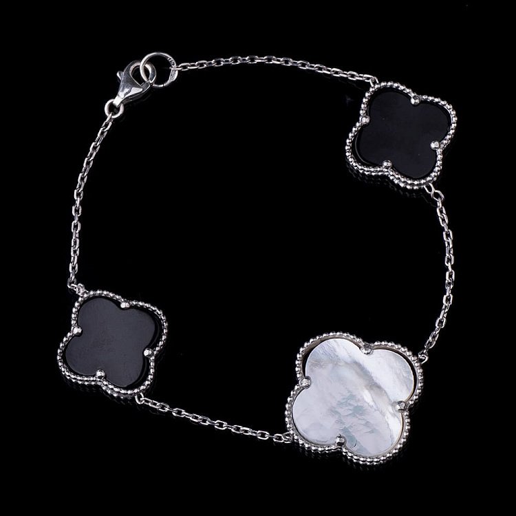 Серебряный браслет "Клевер" с ониксом и перламутром (родий) 14874 от ювелирного магазина Оникс