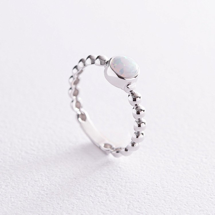 Шариковое кольцо с синт. опалом (белое золото) к07194 от ювелирного магазина Оникс