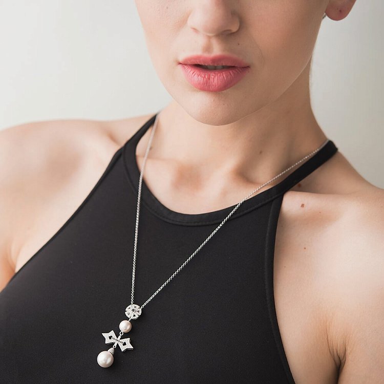 Серебряное колье с искусственным жемчугом и фианитами 18242 от ювелирного магазина Оникс