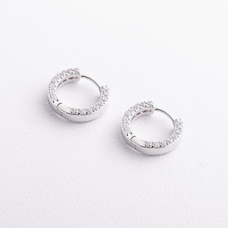 Срібні сережки - кільця з фіанітами 123560 від ювелірного магазину Онікс - 1