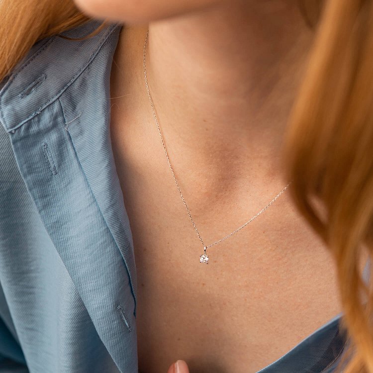 Колье с одним фианитом в белом золоте кол02351 от ювелирного магазина Оникс - 1