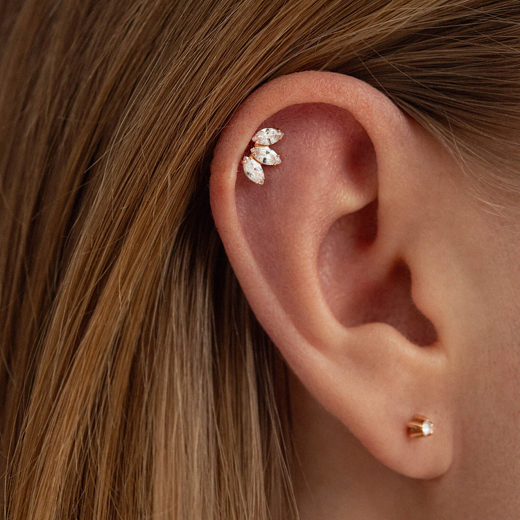 Одиночная золотая серьга в хрящ ушка (фианиты) з40034к от ювелирного магазина Оникс