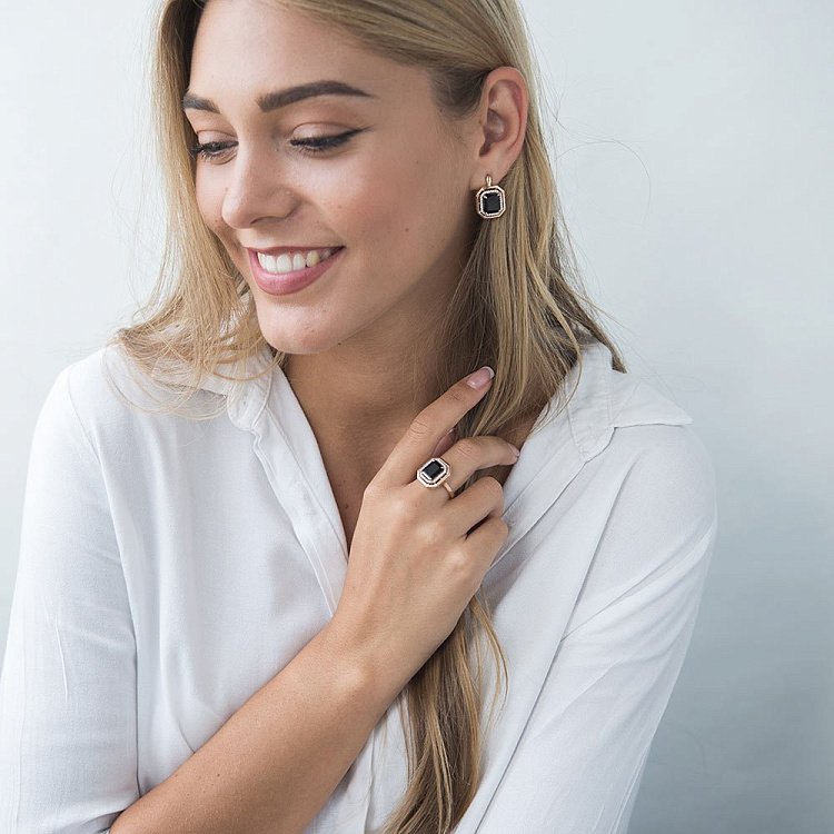 Золотые серьги с пиропом и фианитами с04710 от ювелирного магазина Оникс - 4