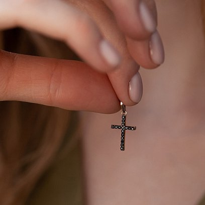 Золотой крестик с белыми и черными фианитами п03158 №2