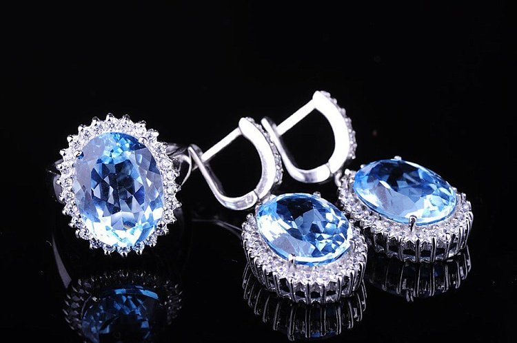 Женское кольцо с голубым топазом (фианиты) 111427 от ювелирного магазина Оникс - 2