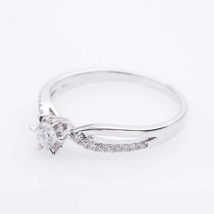 Золотое кольцо с бриллиантами chosek249 от ювелирного магазина Оникс - 1