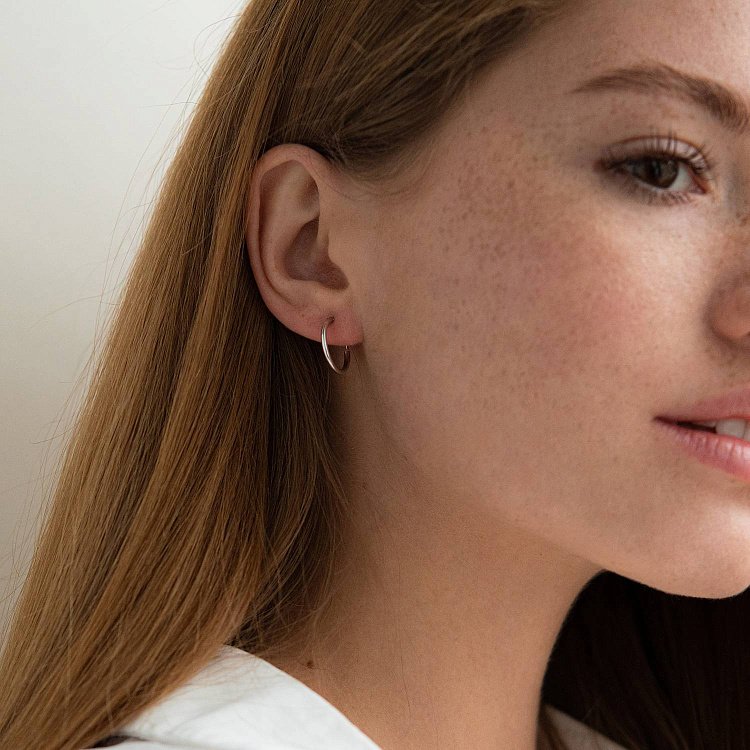 Серьги - кольца в серебре (1.5 см) 122338 от ювелирного магазина Оникс - 1