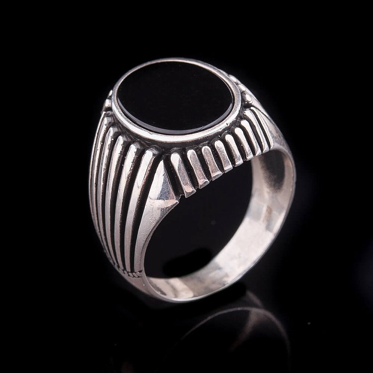 Серебряная печатка с ониксом 111314 от ювелирного магазина Оникс