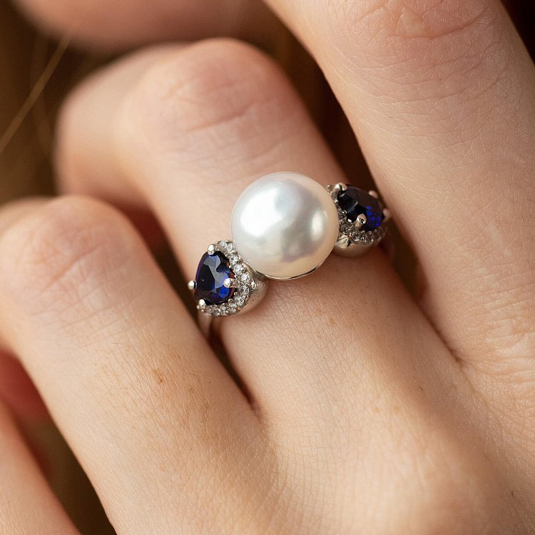 Срібна каблучка "Сердечки" з перлиною, синт. сапфірами та фіанітами 1836/1р-PWTNS від ювелірного магазину Онікс - 5