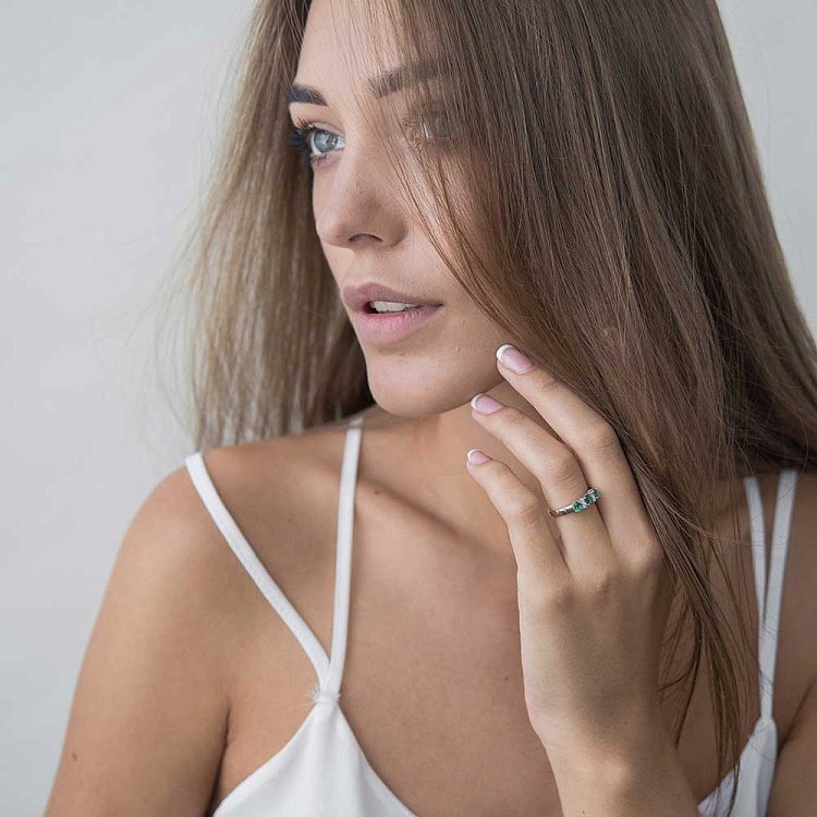 Золотое кольцо с бриллиантами и изумрудами jr99332 от ювелирного магазина Оникс - 3