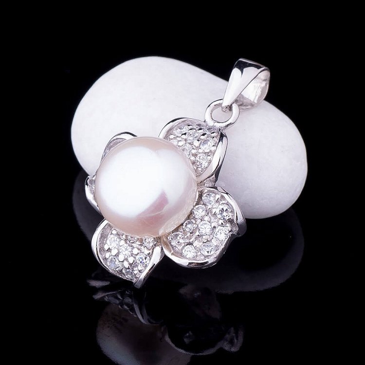 Підвіска "Конюшина" (культ. прісн. перли, фіаніти) 132040 Підвіска "Конюшина" (культ. прісн. перли, фіаніти) 132040 від ювелірного магазину Онікс