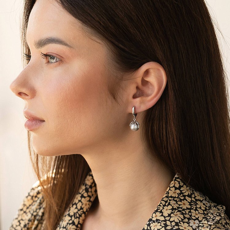 Сережки в білому золоті (культ. прісн. перли) с08585 від ювелірного магазину Онікс - 1