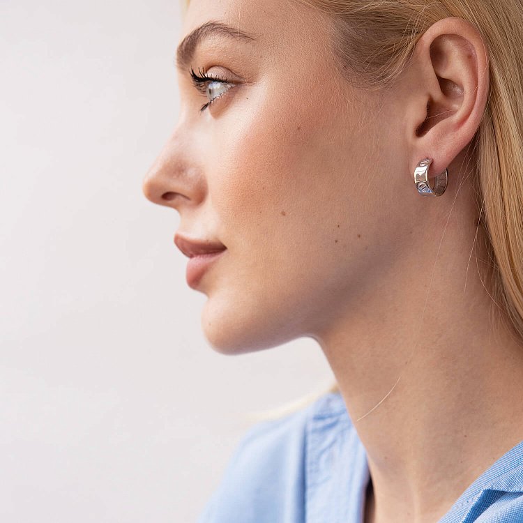 Серьги - кольца "Love" в белом золоте с04671 от ювелирного магазина Оникс - 1