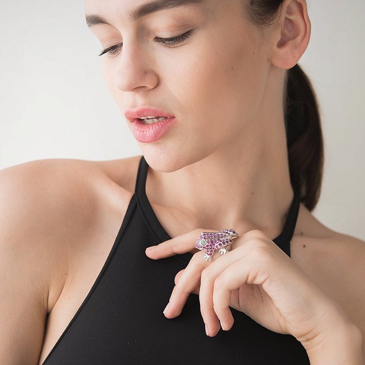 Серебряное кольцо "Лягушка" с изумрудом и рубинами 111796 от ювелирного магазина Оникс - 1