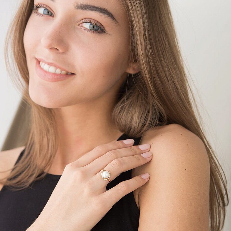 Золотое кольцо с культ. пресн. жемчугом к03217 от ювелирного магазина Оникс - 9