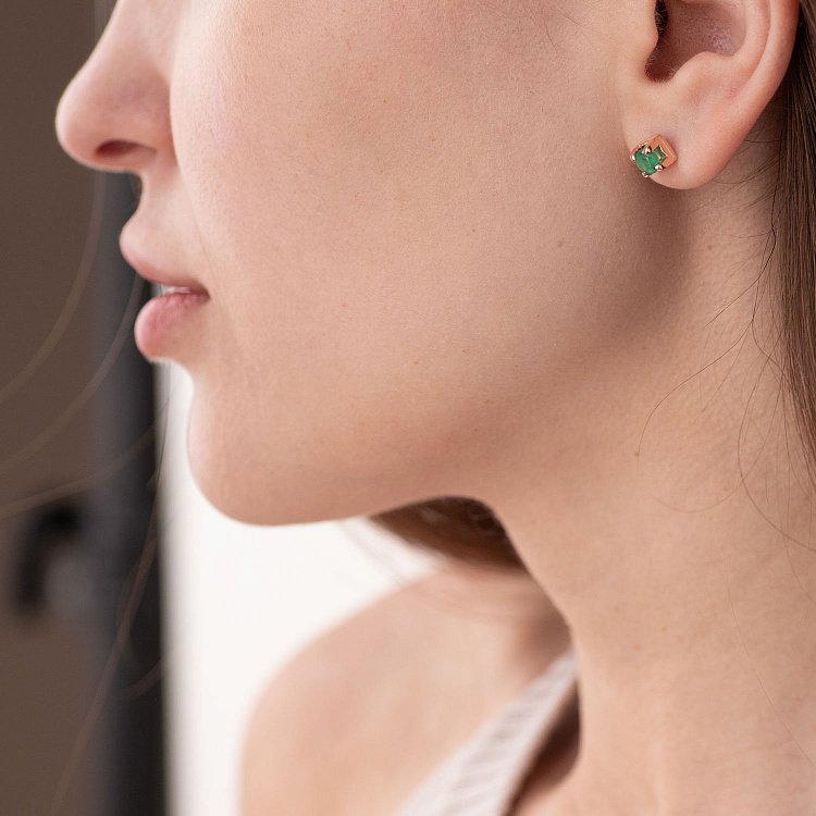 Золоті сережки - пусети "Фібі" зі смарагдами 23179 від ювелірного магазину Онікс - 1