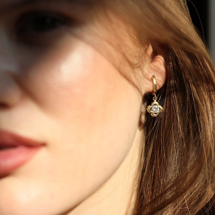 Золотые серьги "Клевер" с фианитом с04926 от ювелирного магазина Оникс - 5