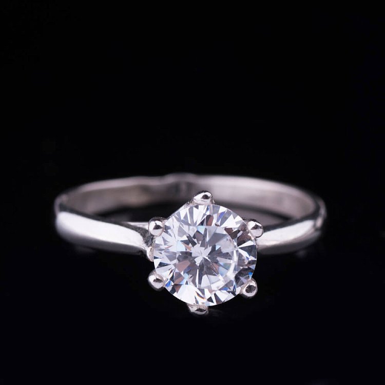 Серебряное кольцо с фианитом 11816 от ювелирного магазина Оникс