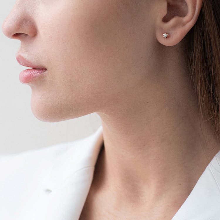 Золоті сережки - пусети з фіанітами с07195 від ювелірного магазину Онікс - 1