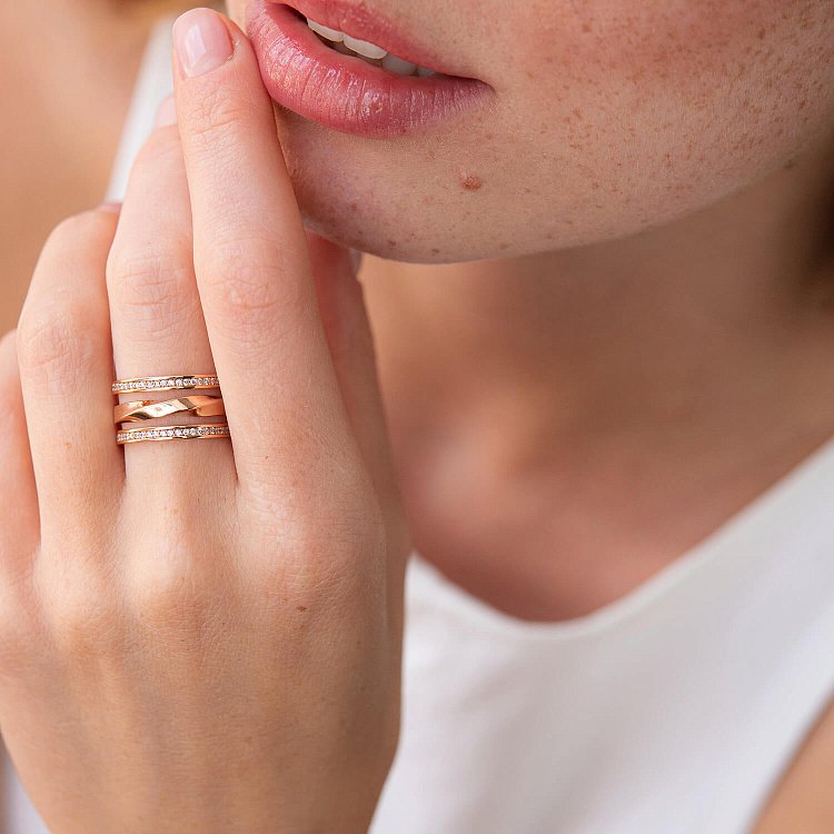 Каблучка в червоному золоті (фіаніти) к07077 від ювелірного магазину Онікс - 1