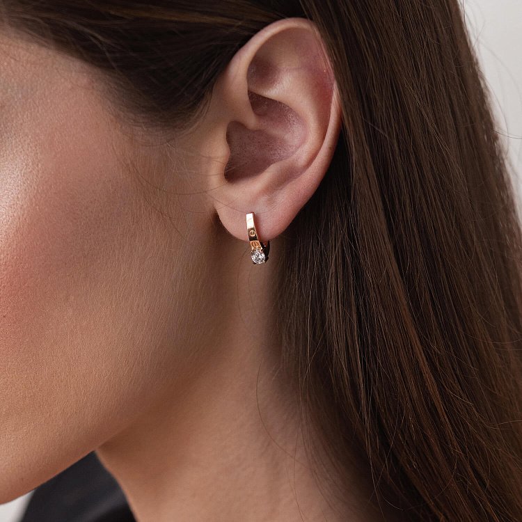 Золотые серьги "Love" с фианитами с07605 от ювелирного магазина Оникс - 1