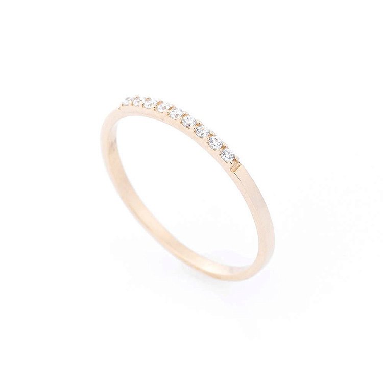 Золотое кольцо с фианитами (минимализм) к05392 Золотое кольцо с фианитами (минимализм) к05392 от ювелирного магазина Оникс