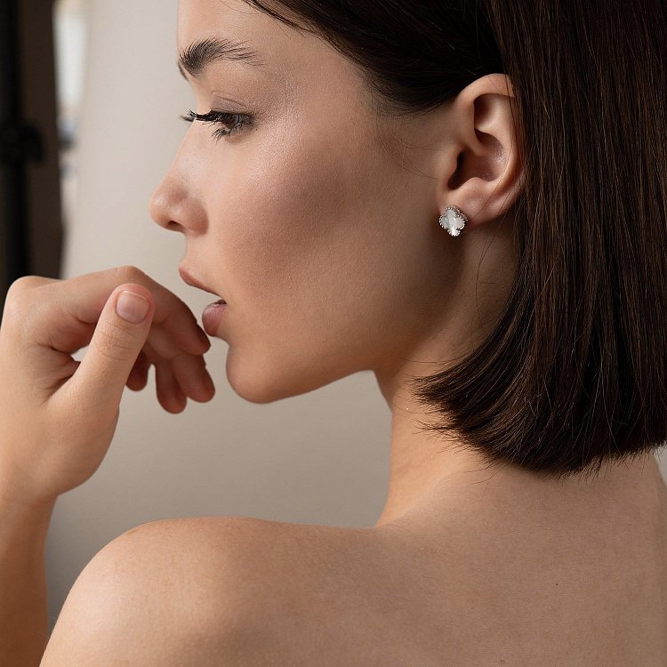 Срібні сережки - пусети "Конюшина" з перламутром 121806 від ювелірного магазину Онікс - 1