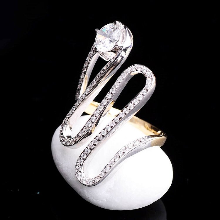 Жіноча каблучка з білого і жовтого золота з фіанітами к02419 від ювелірного магазину Онікс - 2