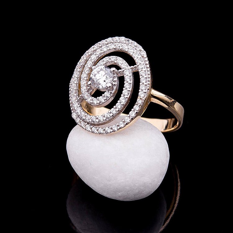 Золотое женское кольцо с фианитами к02557 от ювелирного магазина Оникс