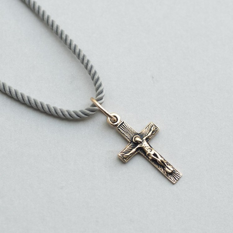 Золотой крестик с чернением п01878 от ювелирного магазина Оникс