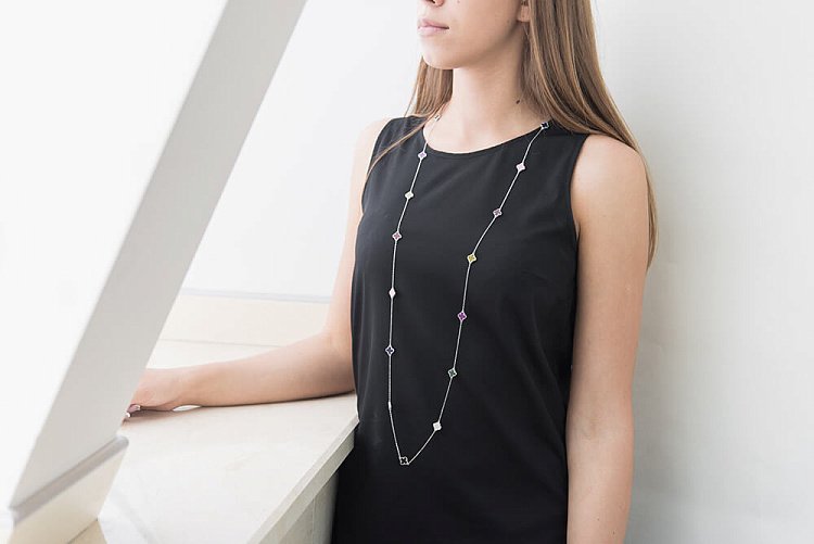 Срібне кольє з каменями 18204 від ювелірного магазину Онікс