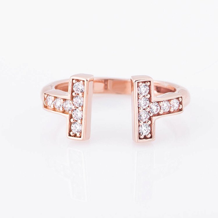 Золотое кольцо с фианитами "Т" к05113 от ювелирного магазина Оникс - 1