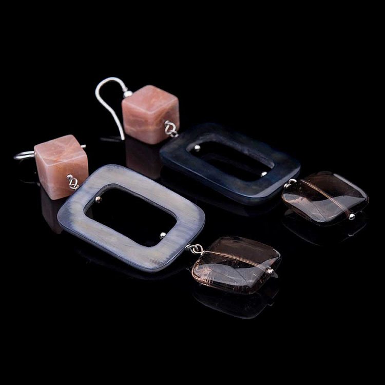 Серьги с лунным камнем, слоновой костью и дымчатым кварцем 254с23 - 1 Серьги с лунным камнем, слоновой костью и дымчатым кварцем 254с23 от ювелирного магазина Оникс - 1