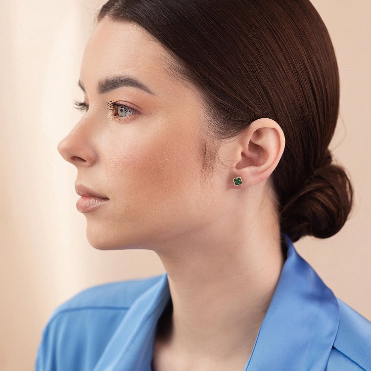 Cерьги - пусеты "Клевер" с малахитом mini (желтое золото) с08407 от ювелирного магазина Оникс - 1