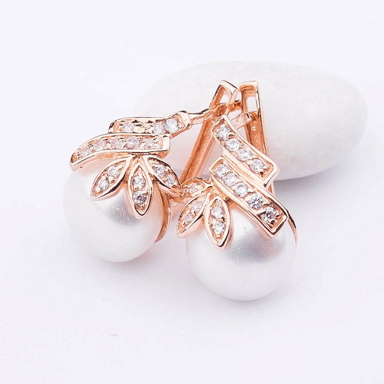 Золоті сережки з культивованими прісноводним перлами і фіанітами с03495 від ювелірного магазину Онікс