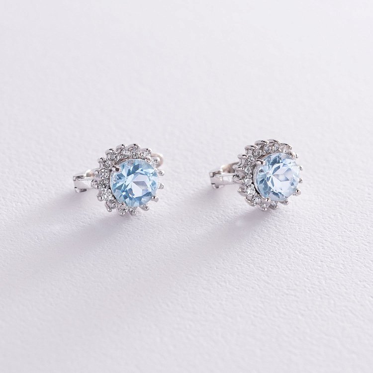 Серебряные серьги с голубыми топазами и фианитами 121328 Серебряные серьги с голубыми топазами и фианитами 121328 от ювелирного магазина Оникс