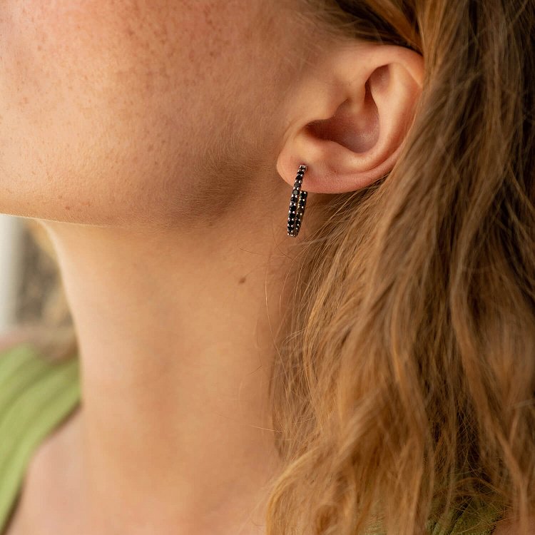 Серебряные серьги - кольца с черными фианитами OR126110 от ювелирного магазина Оникс - 3