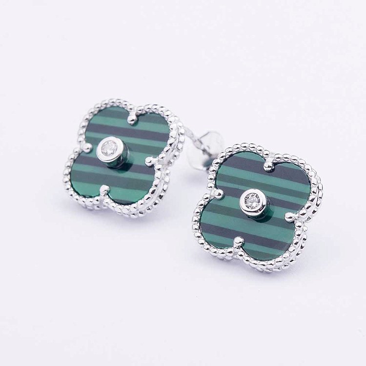 Серебряные серьги-пусеты с фианитами и им. малахита "Клевер" 121810 Серебряные серьги-пусеты с фианитами и им. малахита "Клевер" 121810 от ювелирного магазина Оникс