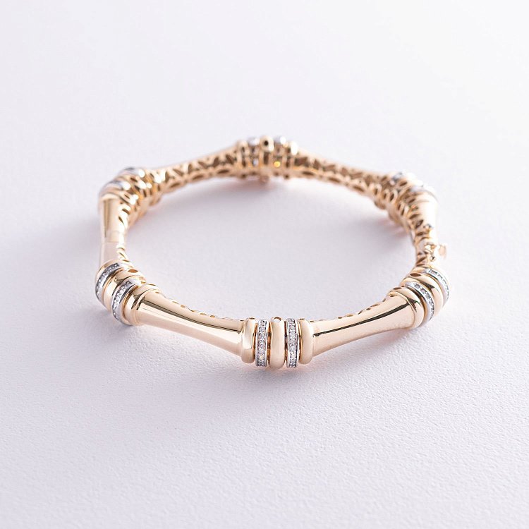 Жесткий браслет в желтом золоте с фианитами б04474 от ювелирного магазина Оникс