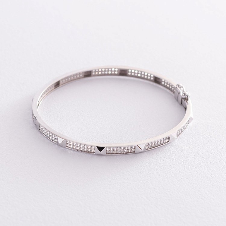 Жесткий браслет в белом золоте (фианиты) б04744 от ювелирного магазина Оникс