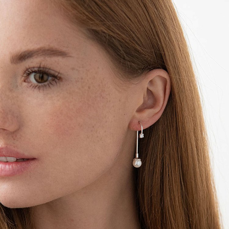 Серебряные сережки женские (фианит, искус. жемчуг) 121310 Серебряные сережки женские (фианит, искус. жемчуг) 121310 от ювелирного магазина Оникс