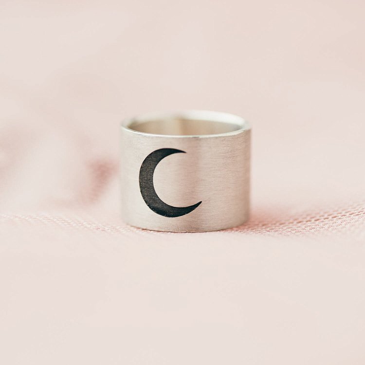 Срібна каблучка з гравіюванням "Луна" 112143лн від ювелірного магазину Онікс