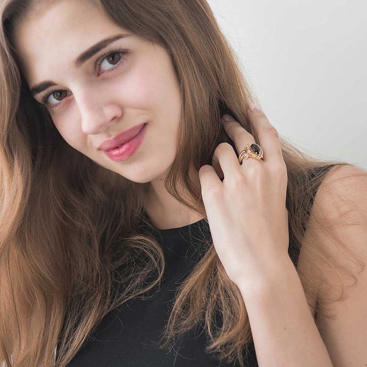 Золота каблучка з димчастим кварцом і фіанітами к04332 від ювелірного магазину Онікс