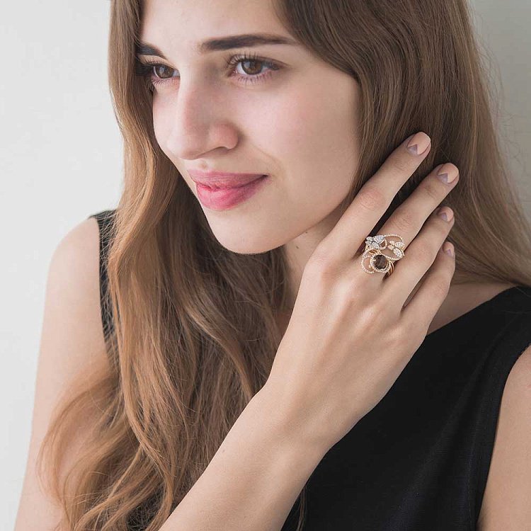 Золота каблучка "Метелики" з фіанітами к04362 від ювелірного магазину Онікс