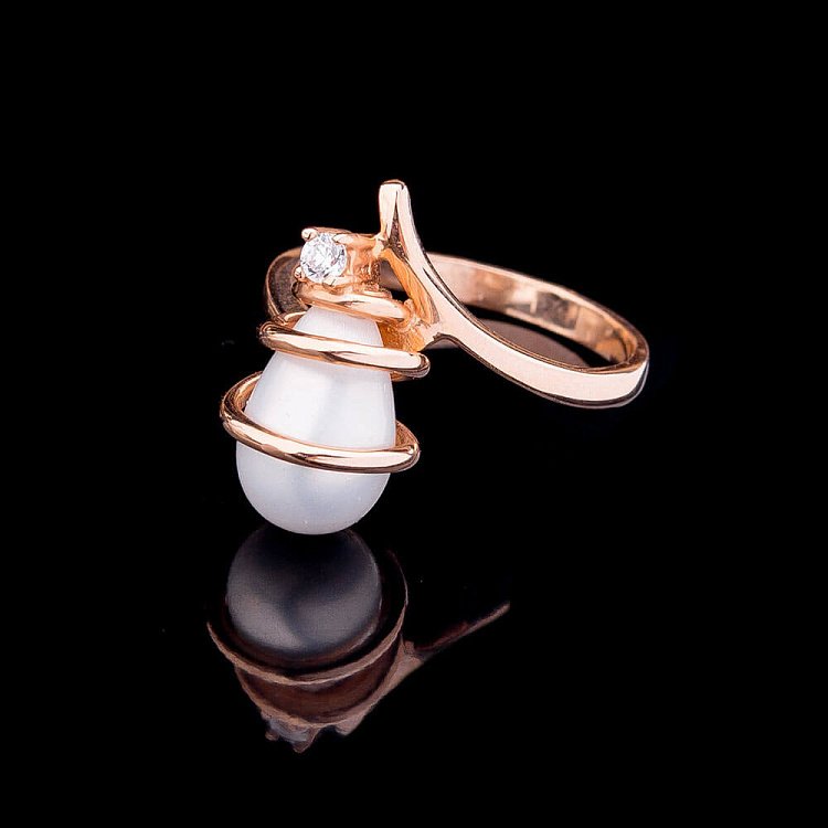 Золота каблучка з культивованими прісноводним перлами к01257 від ювелірного магазину Онікс - 2