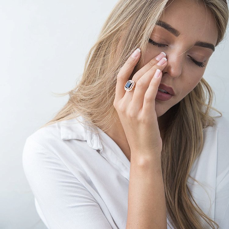 Эксклюзивное золотое кольцо (пироп, фианиты) к05104 от ювелирного магазина Оникс - 6