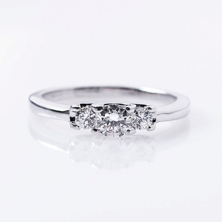 Золота заручальна каблучка з діамантами р0900б від ювелірного магазину Онікс